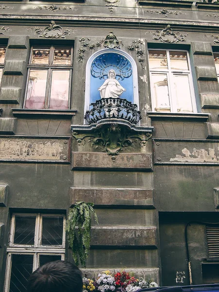 Şehrin dar avluları, eski taş yol. Lviv Ukrayna 'da Sokak