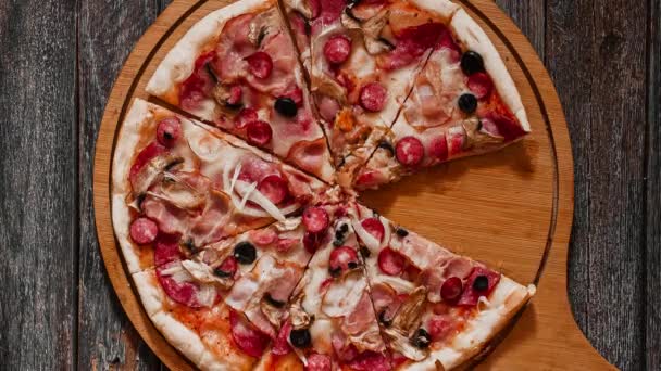 Εξαφανίζονται χέρια πίτσα λαμβάνοντας όλα τα κομμάτια. Σταμάτημα κίνησης πίτσας — Αρχείο Βίντεο