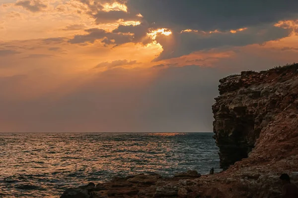 Belle vue sur une côte de la mer Noire avec montagnes et coucher de soleil Images De Stock Libres De Droits