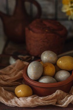 Paskalya yumurtaları için doğal boya - eski ahşap arka planda zerdeçal ve pancar kökü.