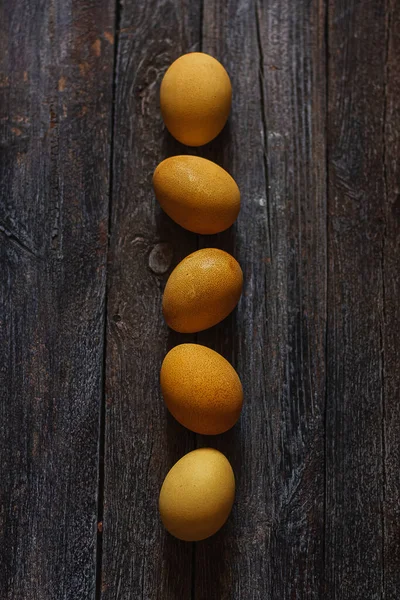 Paskalya yumurtaları için doğal boya - eski ahşap arka planda zerdeçal.