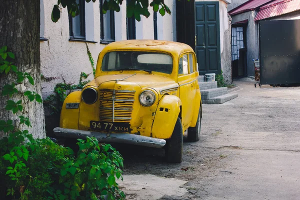 Vieille voiture jaune vintage de luxe Pobyeda. Vieille voiture antique un peu rouillée — Photo