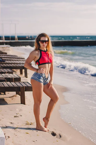 Молодой Инструктор Фитнесу Здорового Образа Жизни Счастливая Женщина Бикини Пляже — стоковое фото