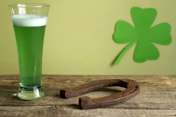 День Святого Патрика зеленое пиво и подкова абстрактный фон — стоковое фото