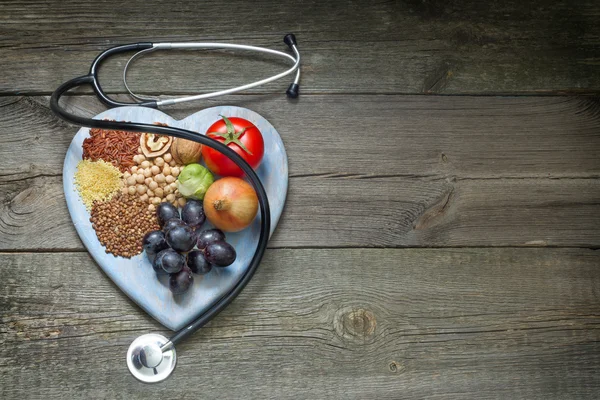 Pojęcie zdrowego stylu życia z jedzeniem na serce — Zdjęcie stockowe