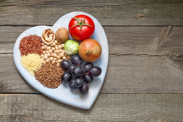 Conceito de estilo de vida saudável com comida no coração — Fotografia de Stock