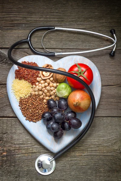 Conceito de estilo de vida saudável com comida no coração — Fotografia de Stock