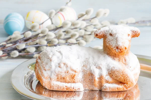 Easter agnello torta uova e gattini su sfondo blu — Foto Stock