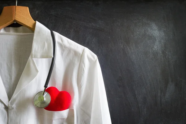 Doktor stetoskop blackboard arka plan üzerinde paltoyla — Stok fotoğraf