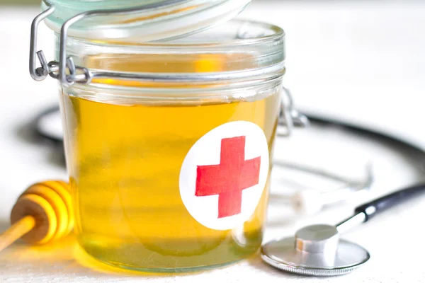 Honing is een remedie abstracte gezondheid levensstijl concept met hulp-kit en stethoscoop — Stockfoto