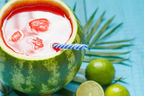 Экзотический свежевыжатый сок с кокосом и лаймом — стоковое фото