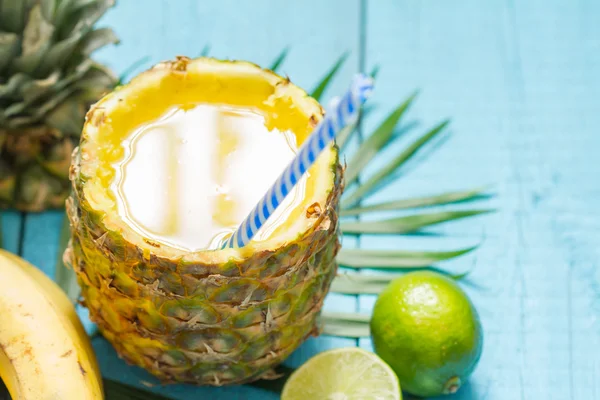 Exotic freshly squeezed juice with pineapple and lime — Stock Photo, Image