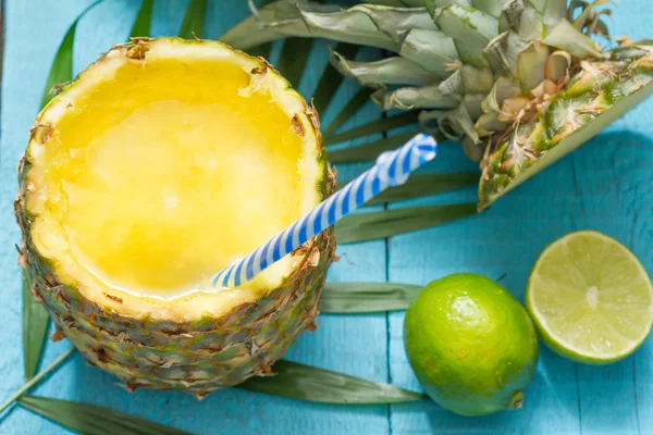 Exotic freshly squeezed juice with pineapple and lime — Stock Photo, Image