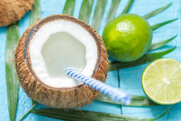 Exotischer frisch gepresster Saft mit Kokosnuss und Limette — Stockfoto