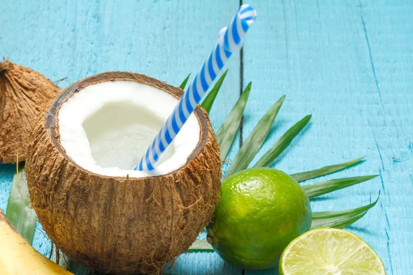 Succo esotico appena spremuto con cocco e lime — Foto Stock