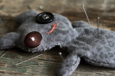 Vudu bebeği ve eski vintage ahşap zemin üzerinde toplu iğneler