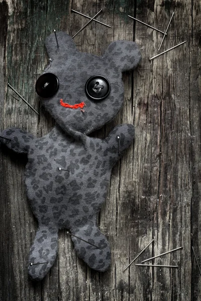 Voodoo babát, és csapok-régi szüreti fa padló — Stock Fotó