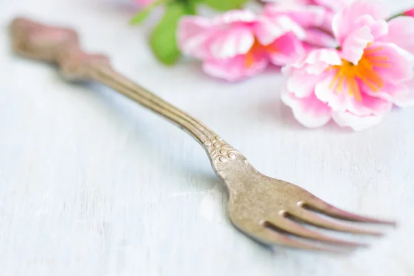 Primavera abstracto concepto de alimentos de fondo con tenedor y flor de cerezo —  Fotos de Stock