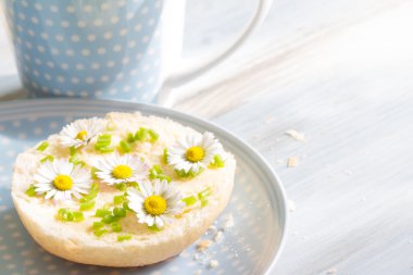 Sandviç ve papatya ile bahar soyut Kahvaltı