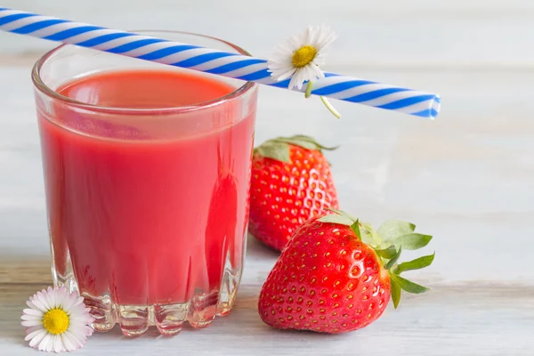 Succo di fragola con concetto fresco di primavera margherita — Foto Stock