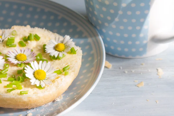 Primavera pequeno-almoço abstrato com sanduíche e margaridas — Fotografia de Stock