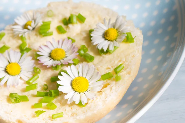 Весенний абстрактный завтрак с бутербродами и маргаритами — стоковое фото