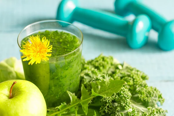 Grüner Smoothie mit Löwenzahn und gesundem Lebensstil-Konzept — Stockfoto