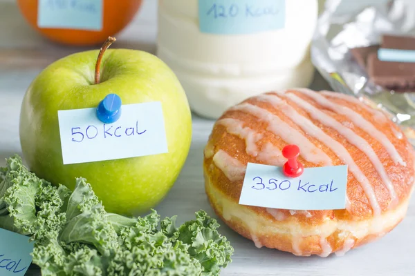 Подсчет калорий и питание с этикетками — стоковое фото