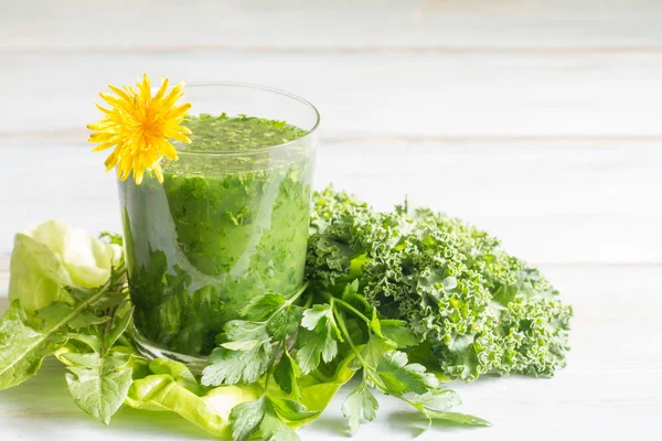 Smoothie verde com dandelion conceito de estilo de vida saudável — Fotografia de Stock