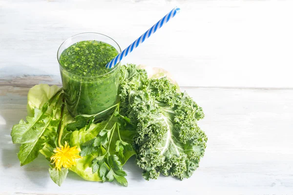 Grüner Smoothie mit Löwenzahn und gesundem Lebensstil-Konzept — Stockfoto