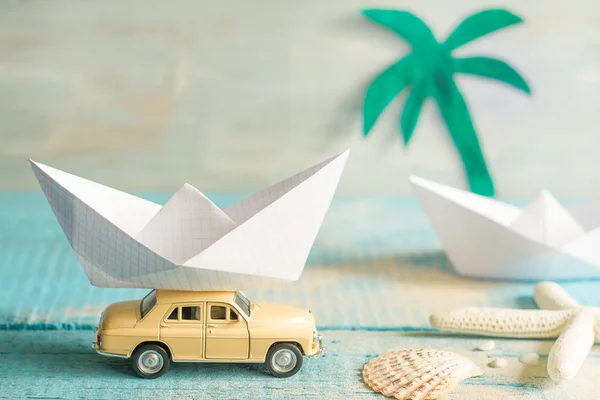 Concepto de vacaciones con barco de origami abstracto y playa tropical — Foto de Stock