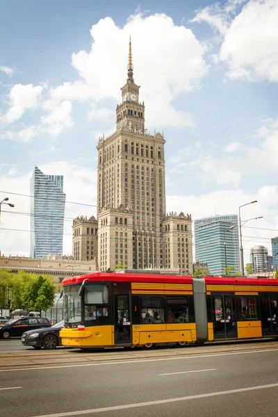 Warszawa street med palatset för kultur och vetenskap — Stockfoto