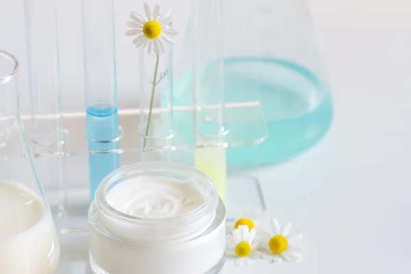 Natural herbal healthy cosmetics in the lab abstract with chamomile — Stock Photo, Image