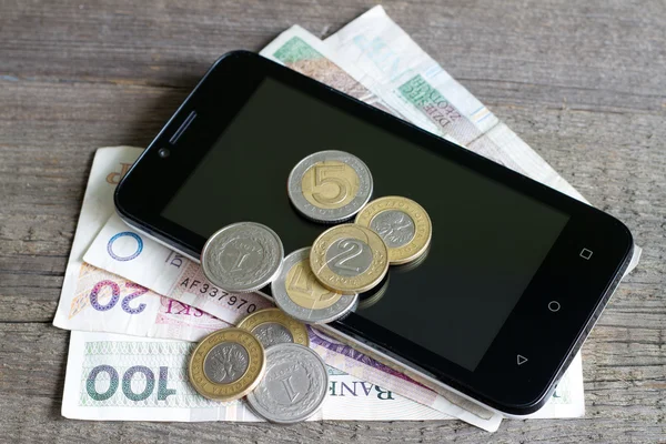 Mobiele telefoon en Pools geld closeup — Stockfoto