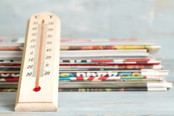 Heiße Nachrichten kreatives Symbol mit Thermometer und Zeitung — Stockfoto