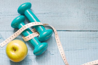 Fitness ve diyet soyut kavram dumbbells ile