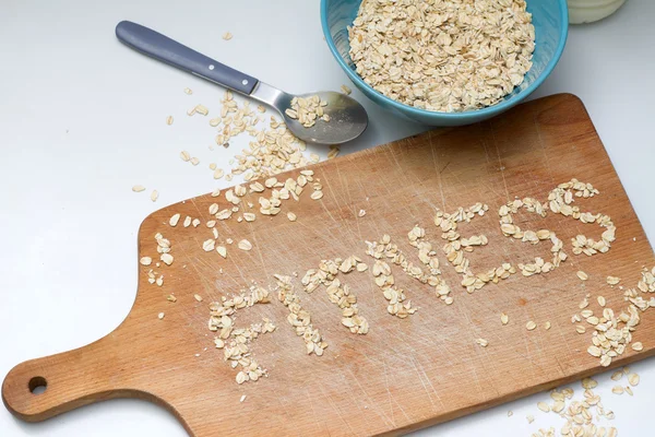 Fitness bokstäver på skärbräda abstrakt kost koncept — Stockfoto