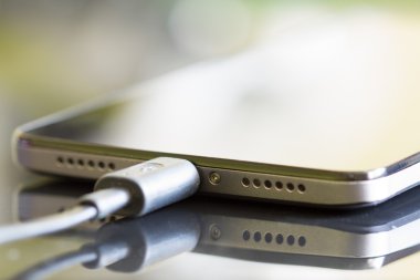 Akıllı telefon pil şarj teknolojisi arka plan kavramı