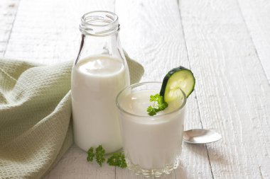 Bardakta probiyotik kefir içeceği, mide sağlığı konsepti.