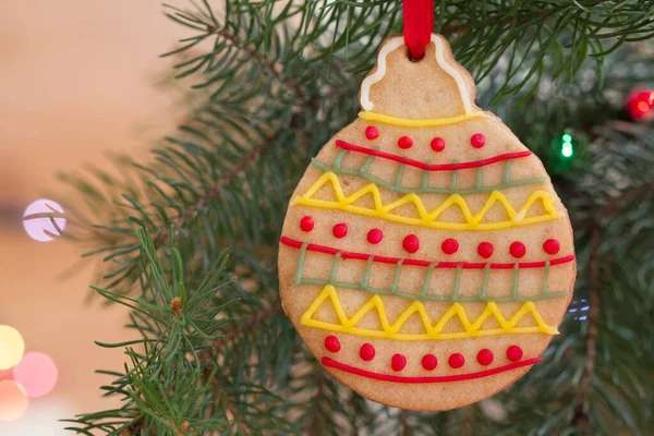 在圣诞树上用手工装饰的易碎饼干 — 图库照片