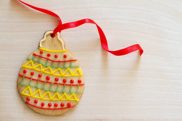 Galleta Decorada Mano Forma Bauble Tablero Cocina Fondo Navidad —  Fotos de Stock