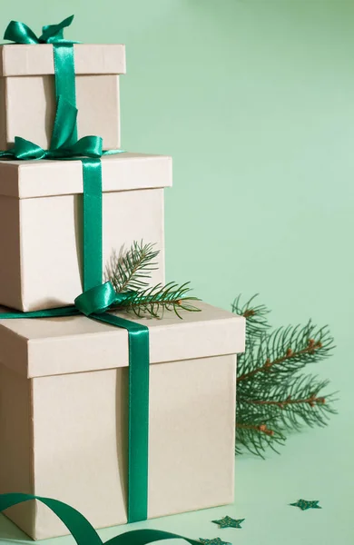 绿色背景的圣诞礼物堆积如山 — 图库照片