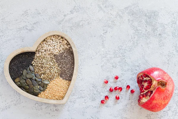 石榴果和各种健康种子的心脏 健康饮食概念 — 图库照片