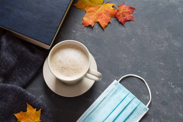Uma Chávena Café Livro Máscara Outono Segunda Onda Infecção Por — Fotografia de Stock