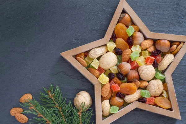크리스마스 견과류와 과일이 어두운 모양의 그릇에 별미가 — 스톡 사진