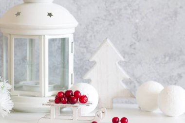 Kızılcık arkaplanlı Noel dekorasyonu