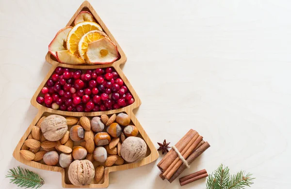 Nozes Cranberries Frutas Secas Tigela Forma Árvore Natal Fundo Claro — Fotografia de Stock