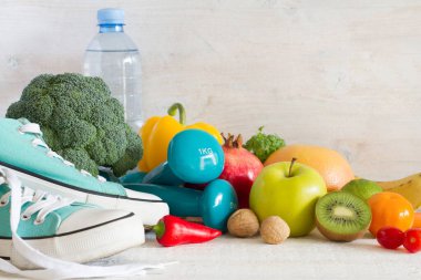Sebze, meyve, dambıl ve spor ayakkabısı. Sağlıklı yaşam tarzı kavramı 