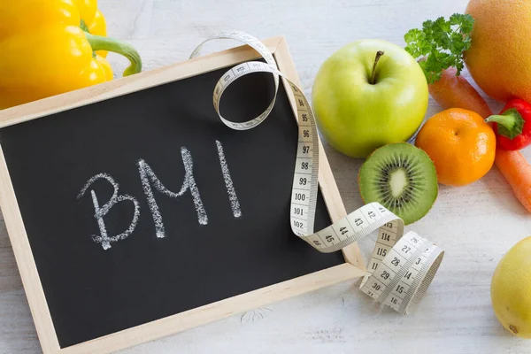 Słowo Bmi Tablicy Owoce Warzywa Taśma Pomiarowa Zdrowa Koncepcja Diety — Zdjęcie stockowe
