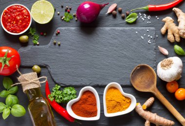 Aşçılık geçmişi. Sebzeler, otlar ve baharatlar siyah sayfada.